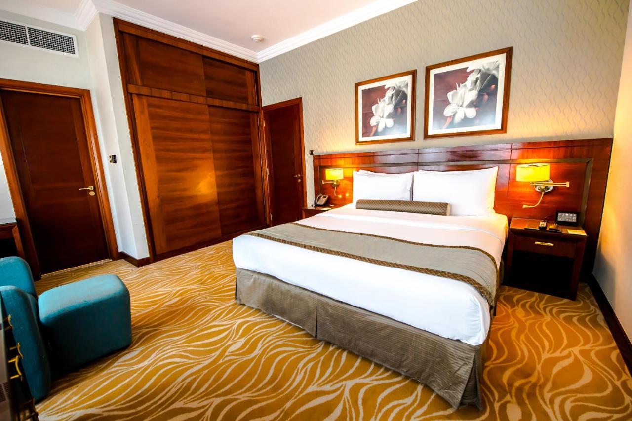 Grand Mercure Majlis Residences Abú Dhabí Exteriér fotografie A bedroom at the hotel