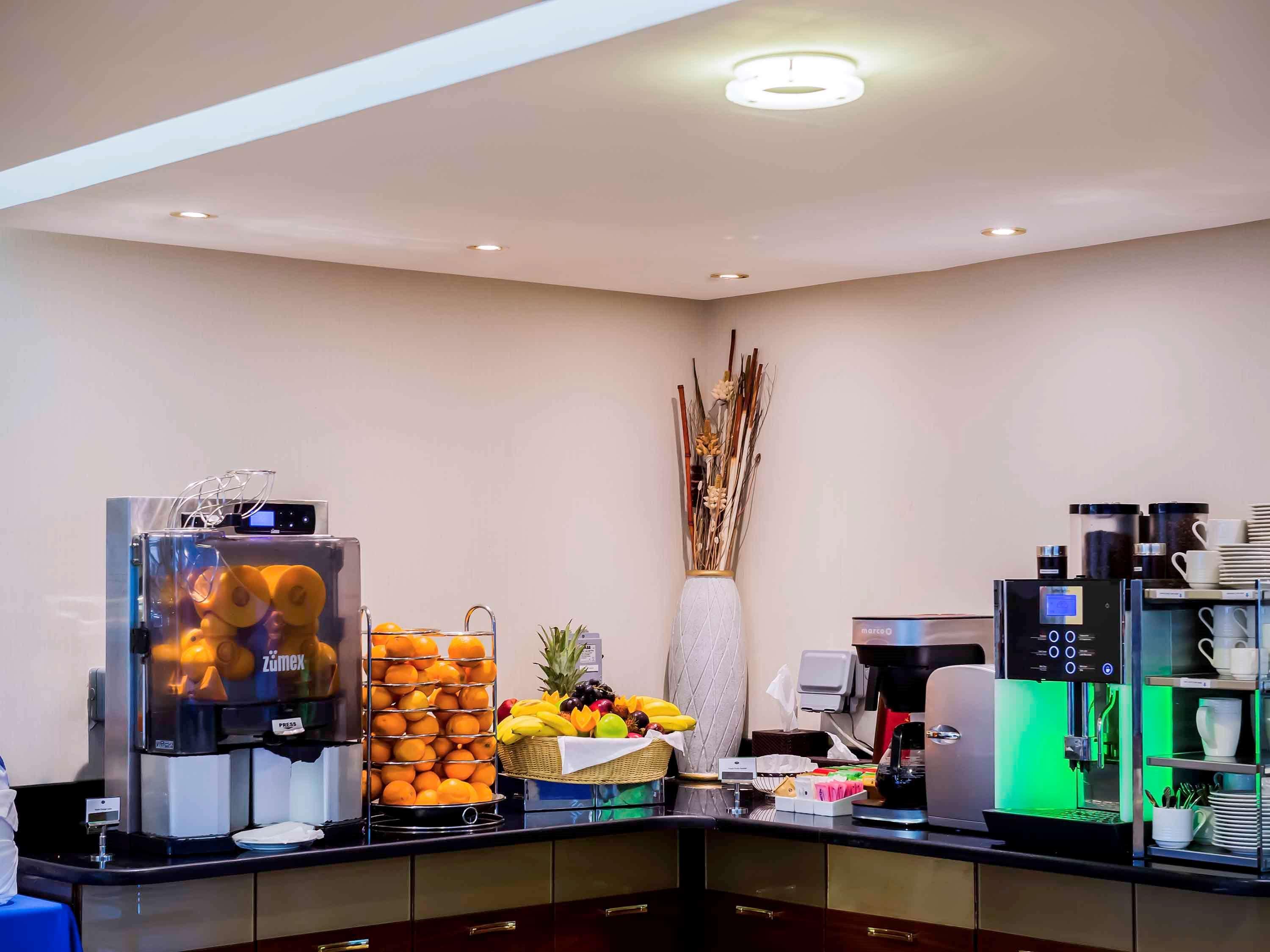 Grand Mercure Majlis Residences Abú Dhabí Exteriér fotografie A coffee bar in a hotel