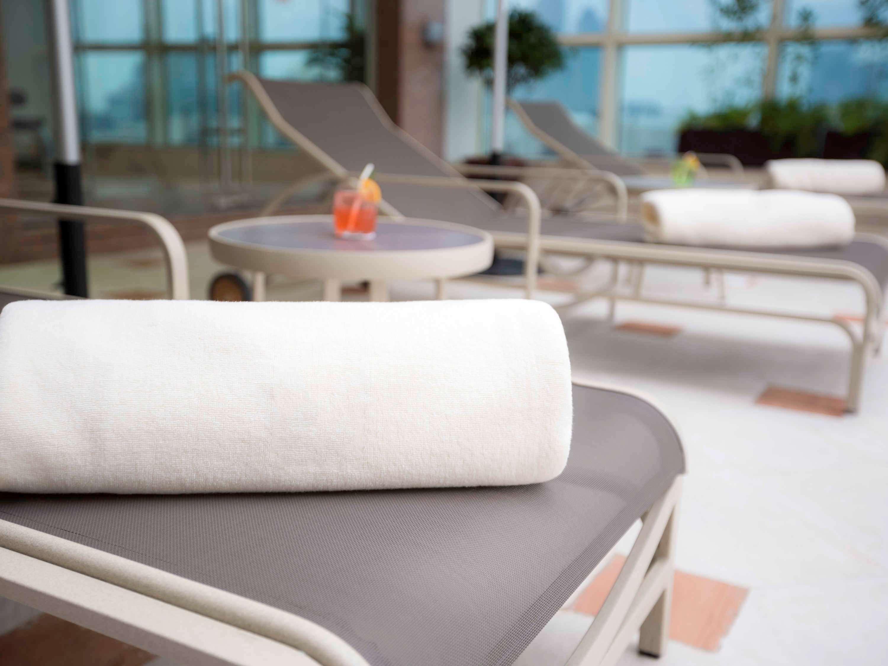 Grand Mercure Majlis Residences Abú Dhabí Exteriér fotografie A rolled towel on a lounge chair
