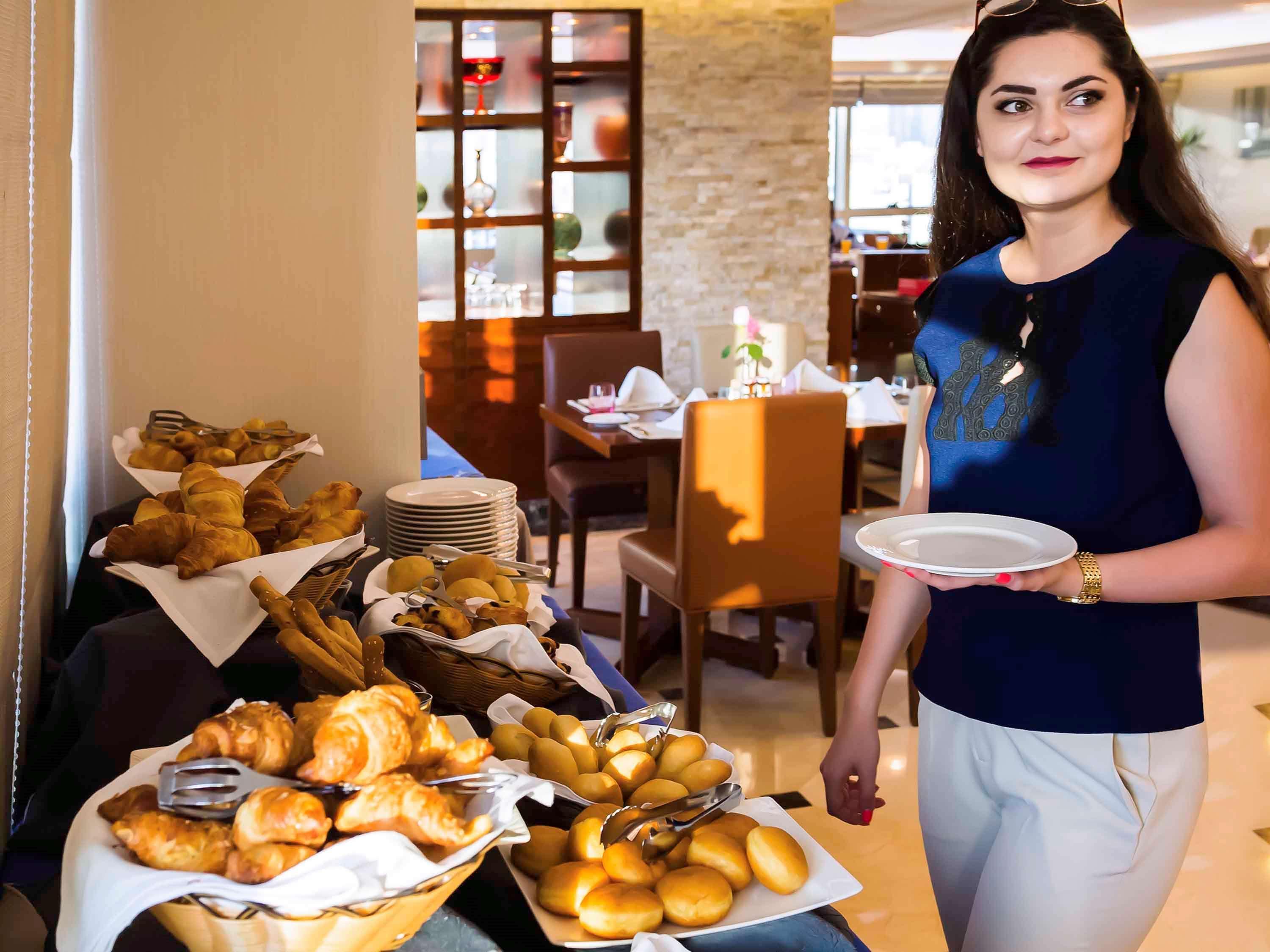 Grand Mercure Majlis Residences Abú Dhabí Exteriér fotografie A hotel staff serving food