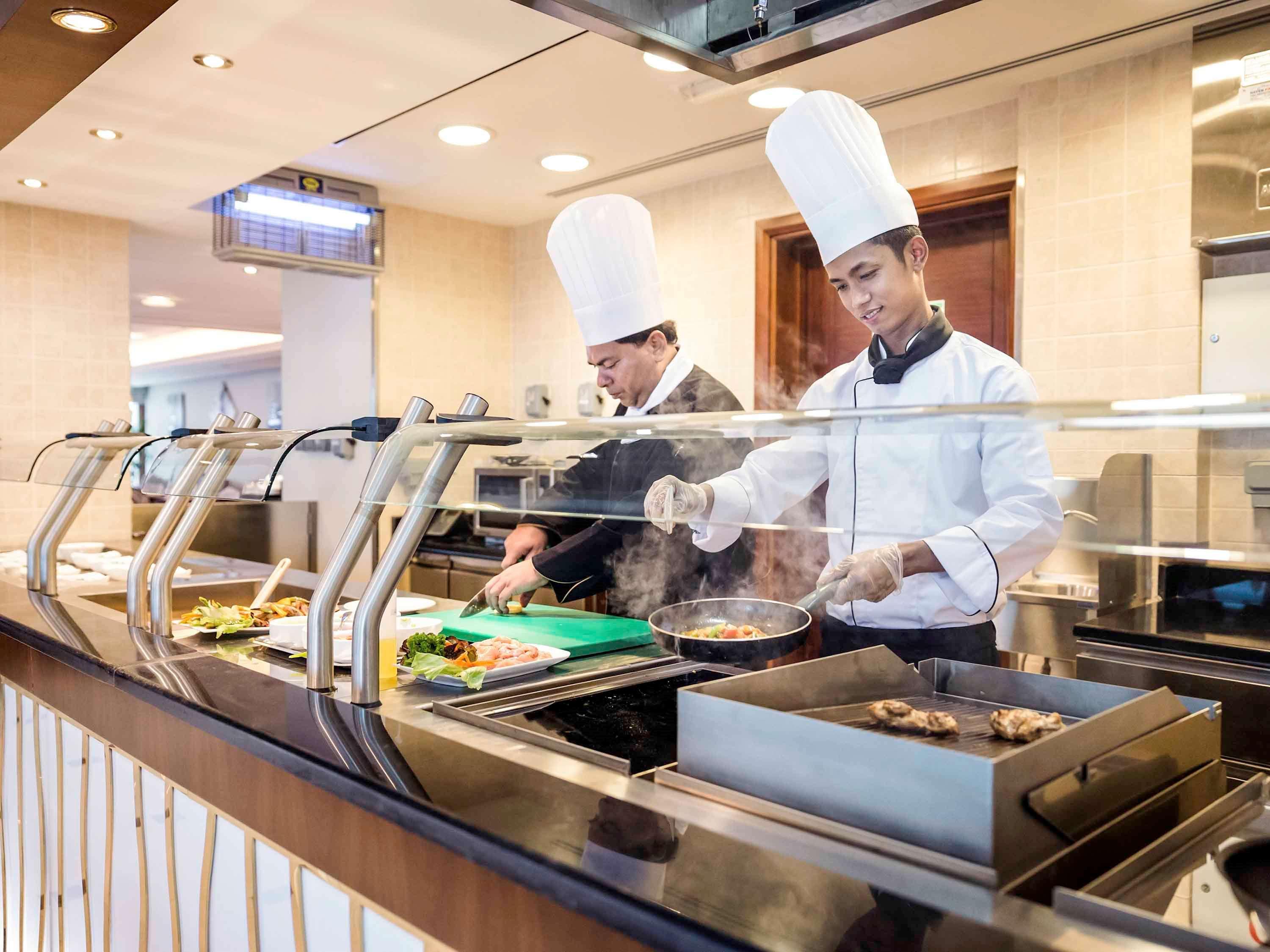 Grand Mercure Majlis Residences Abú Dhabí Exteriér fotografie A buffet at a hotel