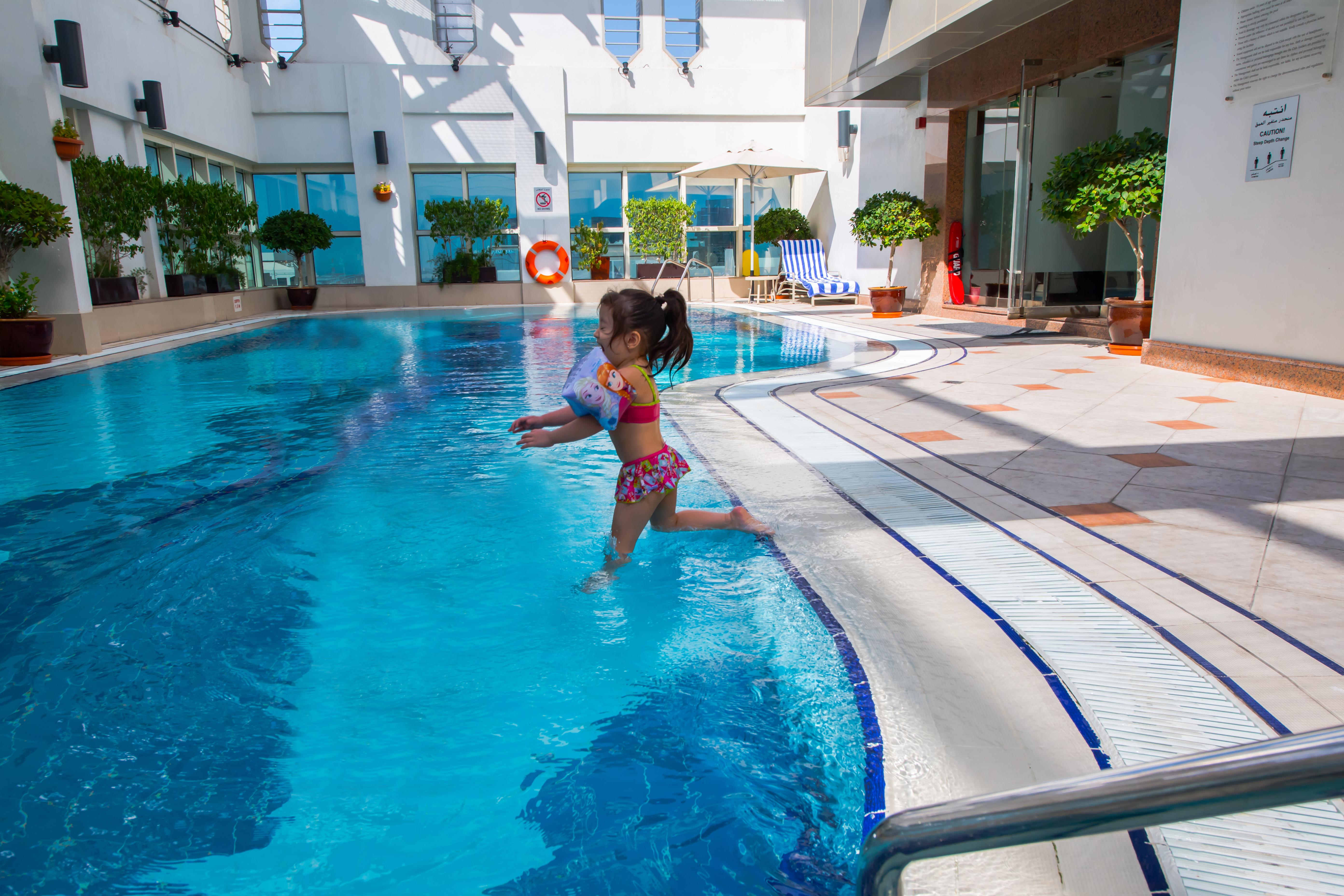 Grand Mercure Majlis Residences Abú Dhabí Exteriér fotografie Swimming pool at the hotel