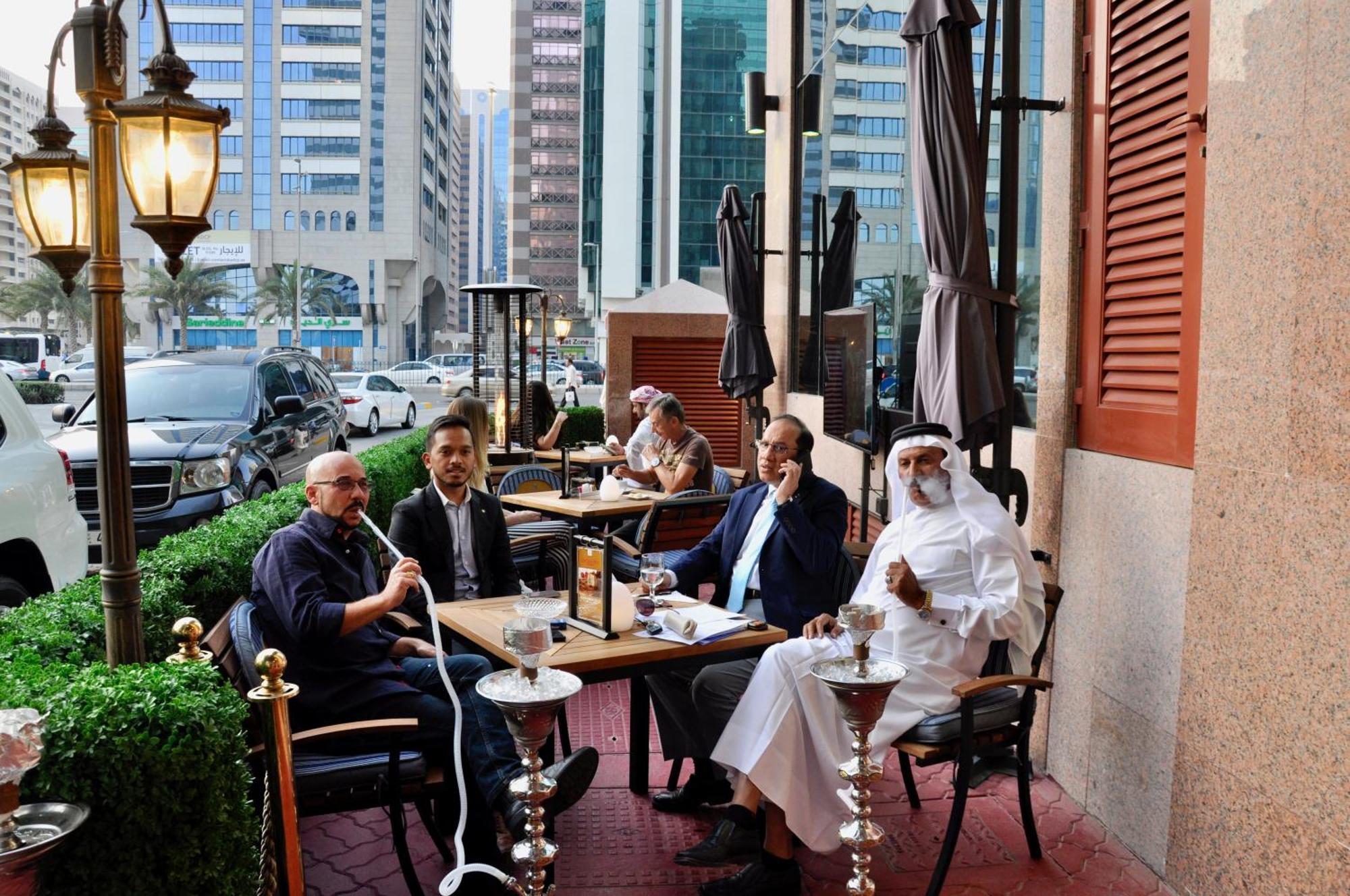 Grand Mercure Majlis Residences Abú Dhabí Exteriér fotografie A coffeehouse in Dubai