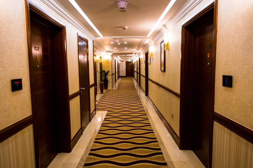 Grand Mercure Majlis Residences Abú Dhabí Exteriér fotografie A corridor in a hotel