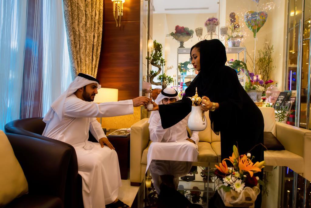 Grand Mercure Majlis Residences Abú Dhabí Exteriér fotografie A woman in traditional dress in the United Arab Emirates