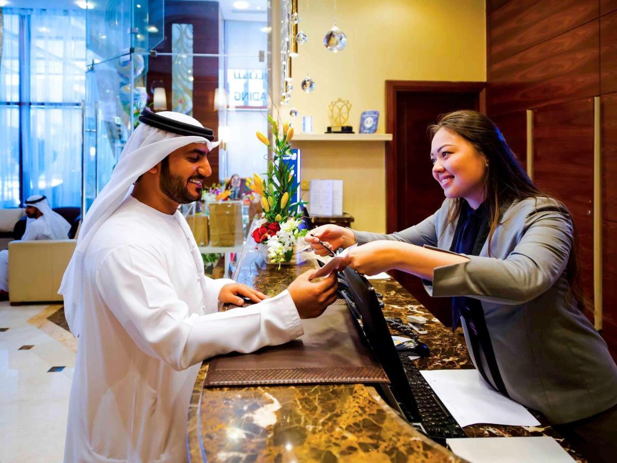 Grand Mercure Majlis Residences Abú Dhabí Exteriér fotografie A guest checking in at a hotel