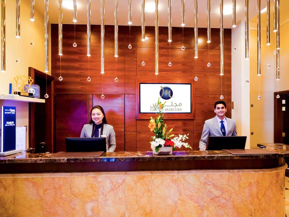 Grand Mercure Majlis Residences Abú Dhabí Exteriér fotografie Reception desk at a hotel