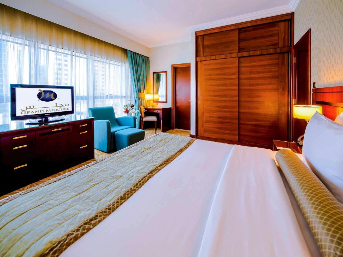Grand Mercure Majlis Residences Abú Dhabí Exteriér fotografie A bedroom at the hotel