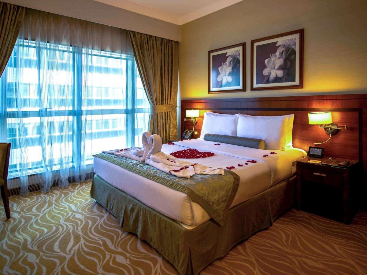 Grand Mercure Majlis Residences Abú Dhabí Exteriér fotografie A bedroom at the hotel
